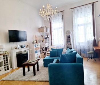 Belvárosi polgári lakás sok szobával eladó